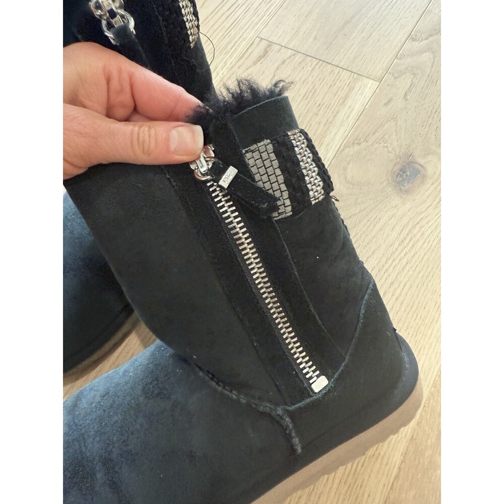 $160 UGG Women's MINI BAILEY BUTTON II 8 39 BLACK Suede Ankle Boots Shoes Winter - Picture 6 of 7